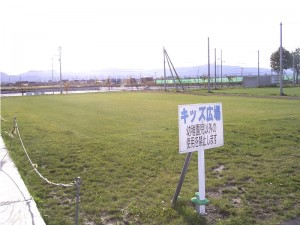 天然芝を敷設した子供用の遊戯スペース。